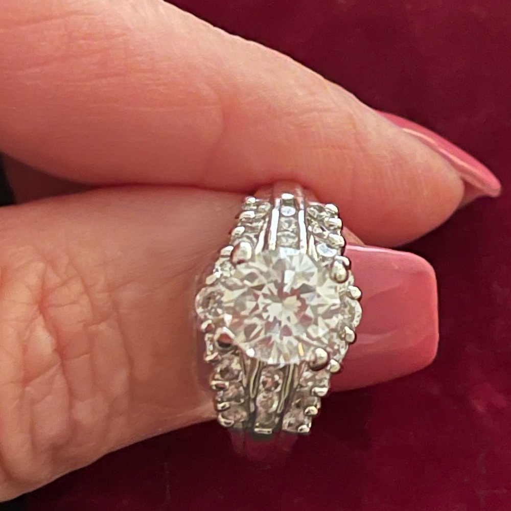 Stunning 2 carat engagement ring with sold insert! Size 8.5